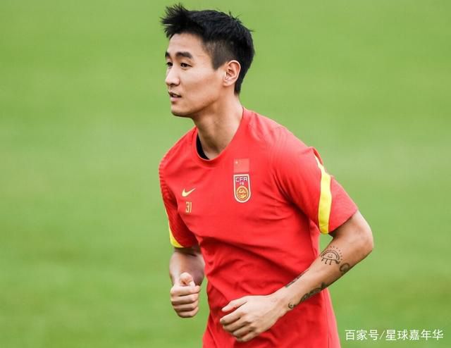 范德贝克已经抵达德国，以接受法兰克福的体检，自从以4000万英镑转会费从阿贾克斯加盟曼联以来，三年半的时间里他只在英超首发6次。